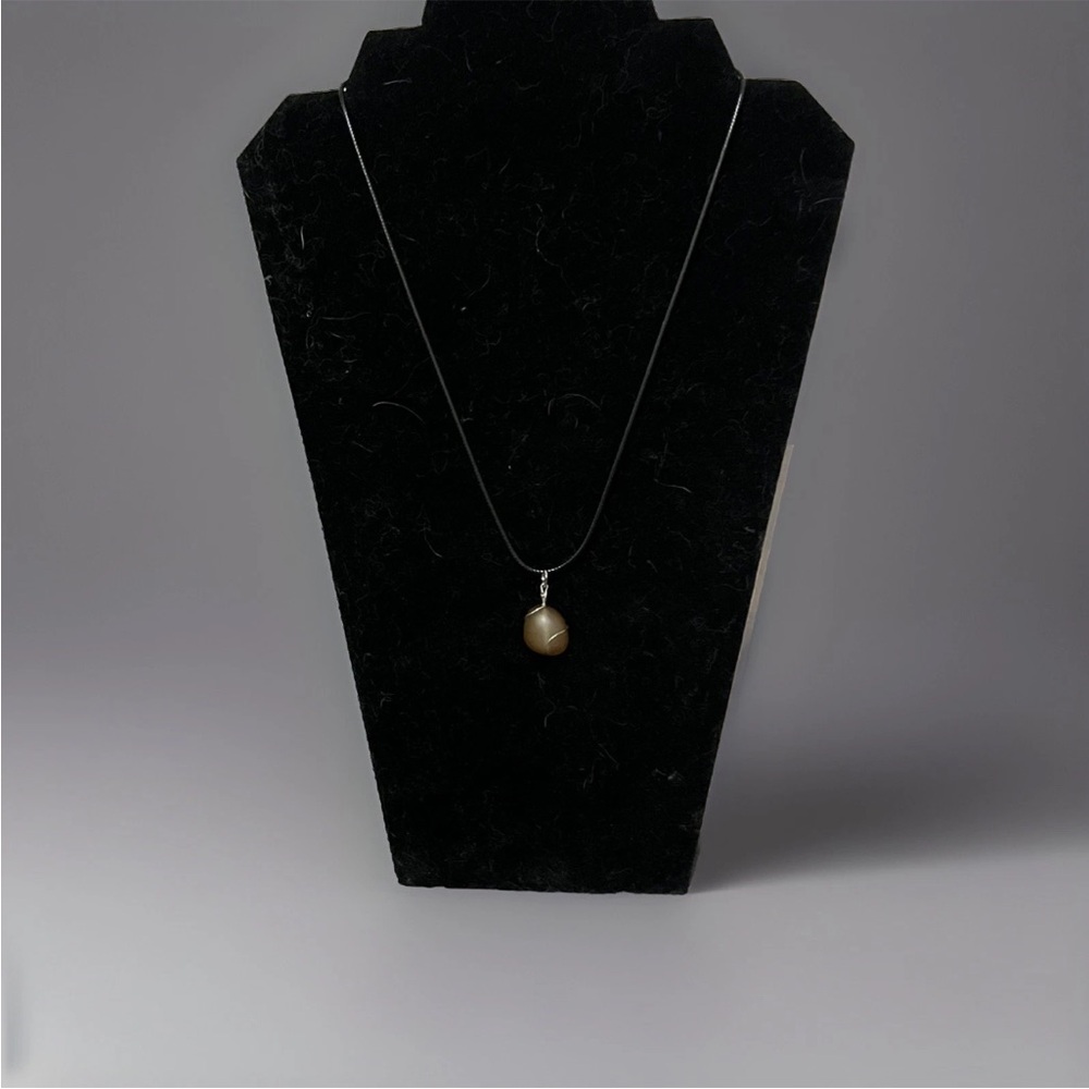 Wicca Brown agate necklace with leather cord. Healing, peace and intuition.